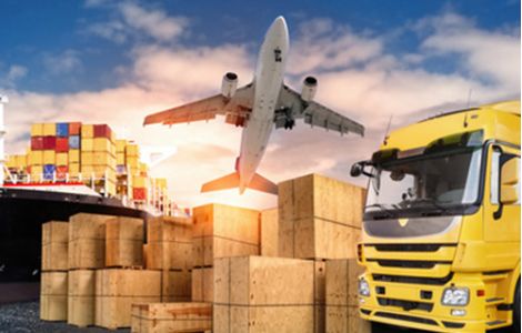 Trasporto e logistica internazionale per l'espansione negli USA - L'immagine mostra un aereo in decollo, un camion per il trasporto su strada e un cargo navale con container, simboli del commercio globale. In primo piano, casse di legno rappresentano lo stoccaggio e la distribuzione delle merci. Us Company Advisor supporta le aziende italiane nell'export e nella logistica per entrare con successo nel mercato statunitense.