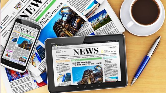 Gabinete de prensa y gestión de comunicación corporativa - La imagen muestra periódicos, una tableta y un smartphone con noticias digitales, acompañados de un bolígrafo y una taza de café sobre un escritorio. Esto representa la difusión de notas de prensa y la gestión de la reputación corporativa. Us Company Advisor ayuda a las empresas italianas a ganar visibilidad en los Estados Unidos a través de relaciones públicas, relaciones con los medios y estrategias de comunicación digital.