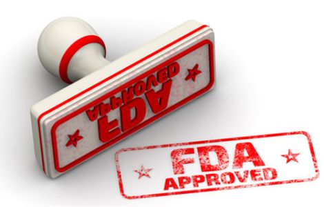 Timbro di approvazione FDA - L'immagine mostra un timbro rosso con la scritta FDA Approved (Approvato dalla FDA), accompagnato dall’impronta del timbro su sfondo bianco. Questo simbolo rappresenta la conformità ai regolamenti della Food and Drug Administration negli Stati Uniti. Us Company Advisor supporta le aziende italiane nell'ottenimento delle certificazioni FDA per esportare prodotti nel mercato americano.
