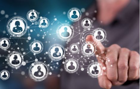 Espansione della rete di vendita e networking aziendale - L'immagine mostra una mano che tocca un'interfaccia digitale con icone di persone connesse tra loro, simbolo della costruzione di reti di vendita e collaborazioni commerciali. Us Company Advisor aiuta le aziende italiane a sviluppare reti di agenti e distributori per entrare nel mercato statunitense con strategie mirate.
