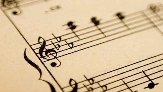 Industria musical y entretenimiento en EE. UU. - La imagen muestra un primer plano de una partitura con notas y símbolos claramente definidos, que representan la industria de la música, la composición y la producción artística. Us Company Advisor apoya a artistas, sellos discográficos y empresas italianas en su entrada al mercado musical estadounidense, ofreciendo consultoría sobre derechos de autor, distribución y estrategias de promoción.